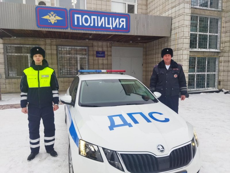 Сотрудники Госавтоинспекции в Карасукском районе помогли местным жителям потушить пожар